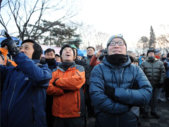 한진해운 김영민 사장(오른쪽)과 임직원들이 1일 남산 정상에서 일출을 바라보고 있다.