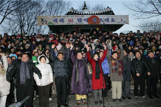 박형상 중구청장이 만세삼창을 부르고 있다.