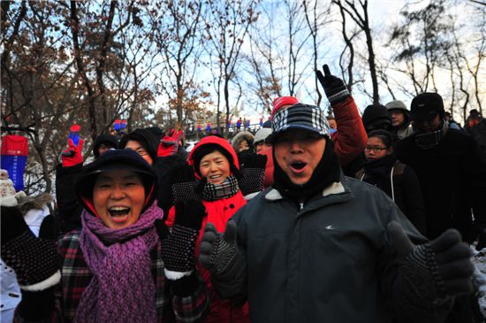 아차산에서 맞은 신묘년 새 해 첫 날 시민들 표정은 어느때보다 밝다.