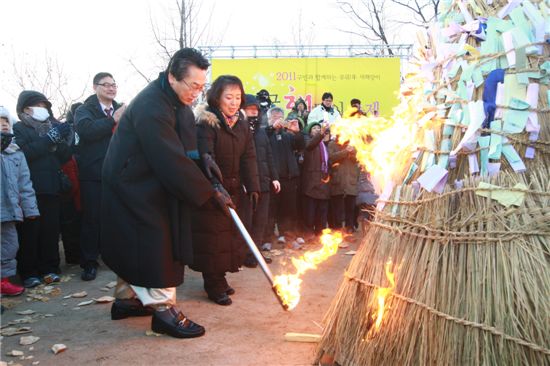 김영종 종로구청장이 새 해 소망을을 담은 소원지에 불을 붙이고 있다.