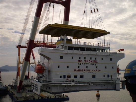 데크하우스가 해상 크레인을 통해 선박에 탑재되고 있다.(사진출처: SPP)