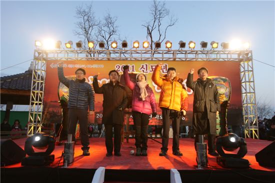 김영배 성북구청장(왼쪽 두번째)가 정태근 의원(왼쪽 첫번째) 등과 함께 새 해 힘찬 구호를 위치고 있다.