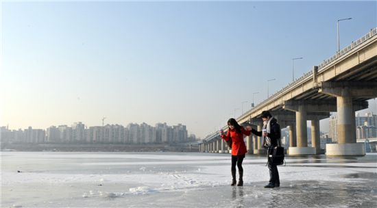 [포토]꽁꽁 얼어버린 한강