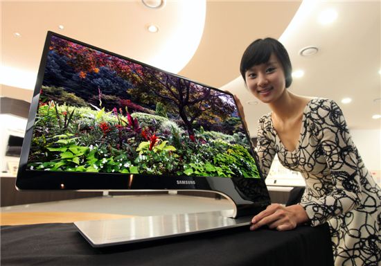 [CES2011]삼성, 비대칭 구조-일체형 곡선 모니터 공개