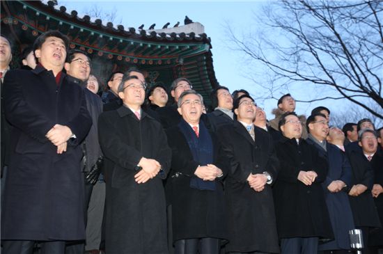 우리銀, 남산 해맞이·기원문 낭독 '이색 시무식'