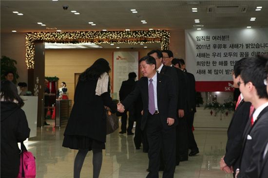 이창규 SK네트웍스 사장(가운데)이 3일 오전 서울 을지로 본사 1층에서 출근하는 직원들과 새해인사를 나누고 있다.

