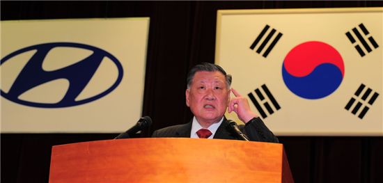정몽구 현대자동차 그룹 회장이 3일 서울 양재동 본사 사옥에서 열린 시무식에서 신년사를 하고 있다.