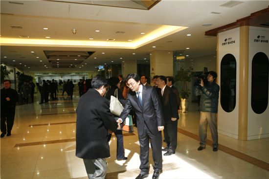 김우영 은평구청장(오른쪽)이 출근하는 구청 직원들과 인사를 나누고 있다.