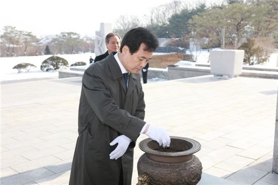 박겸수 강북구청장이 국립 4.19민주묘역에 참배하고 있다.