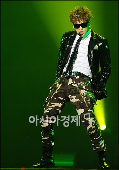 [PHOTO] Rain performs at year-end concert