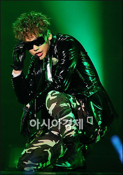 [PHOTO] Rain performs at year-end concert