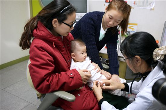 성북구가 새해 3일부터 지역내 주민등록이 돼 있는 만 3세 이하의 모든 영유아에 대해 지역내 병의원에서 전액 무료 예방접종을 시작한 가운데 한 소아과에서 유아가 예방주사를 맞고 있다.


