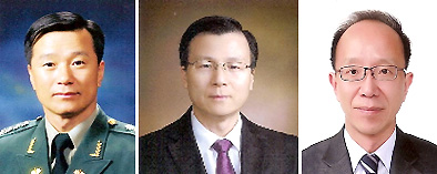 왼쪽부터 홍두표대령, 김영산부이사관, 김창근 서기관