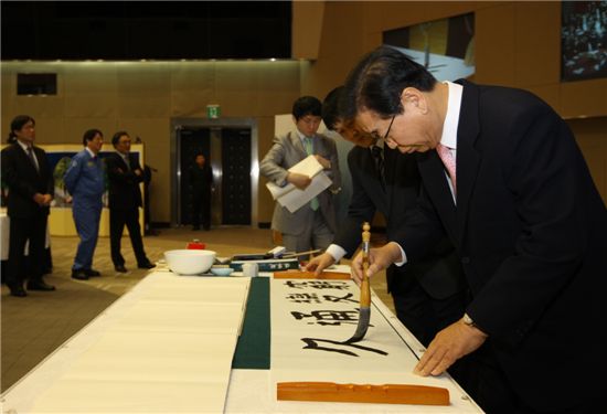 정준양 포스코 회장이 지난 3일 포스코 포항제철소 본사에서 열린 시무식에서 올해를 상징하는 신년휘호인 '궁변통구(窮變通久)'를 쓰고 있다.