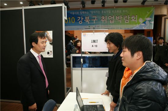 박겸수 강북구청장(왼쪽)이 지난해 열린 강북구 취업박람회에서 취업희망자와 얘기를 나누고 있다.