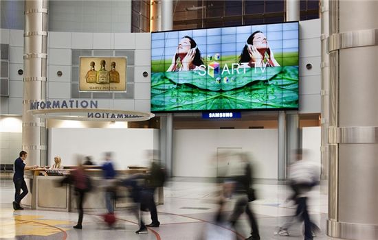 삼성전자가 미국 라스메이거스 맥캐런 공항에 설치한 미국 공항 중 최대 사이즈의 LCD안내판.(미국 비즈니스와이어 캡쳐) 