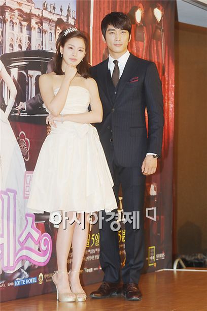 Kim Tae-hee and Song Seung-heon [Lee Ki-bum/Asia Economic Daily]
