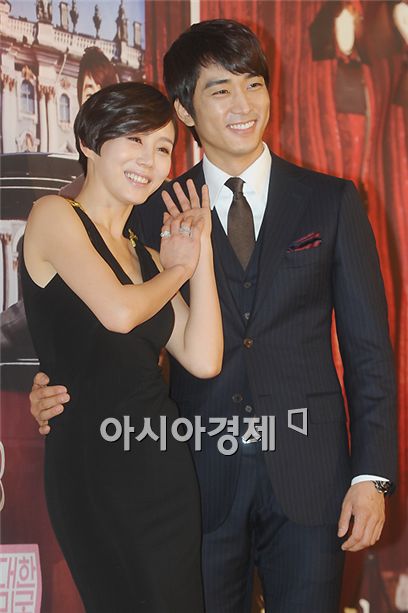 Park Ye-jin and Song Seung-heon [Lee Ki-bum/Asia Economic Daily]