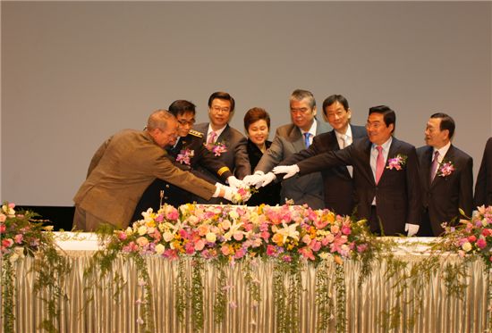 성장현 용산구청장(왼쪽 세번째)와 진영 국회의원 등이 신년인사회에서 시루떡을 자르고 있다.