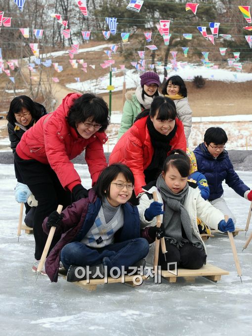 [포토]엄마도 신나는 썰매놀이