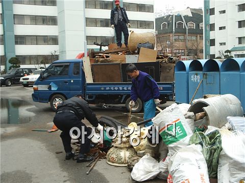 미도아파트 입주민들과 관리사무소직원들이 쓰레기를 치우고 있다. 사진제공=미도아파트 관리사무소
