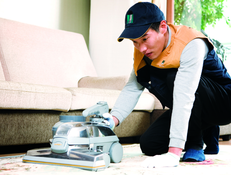 국가고객만족도(NCSI)에서 1위를 차지한 삼성물산은 미분양 등 지난해 부동산 침체에 맞서 차별화된 부가서비스를 제공했다. 사진은 삼성물산이 집진드기 제거 서비스를 하는 모습.