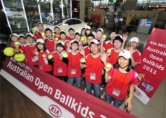 지난 5일 오후, 2011 호주오픈 볼키즈 한국 대표 20명이 호주로 출발하기에 앞서 인천공항에 모여 힘찬 출발을 알렸다.