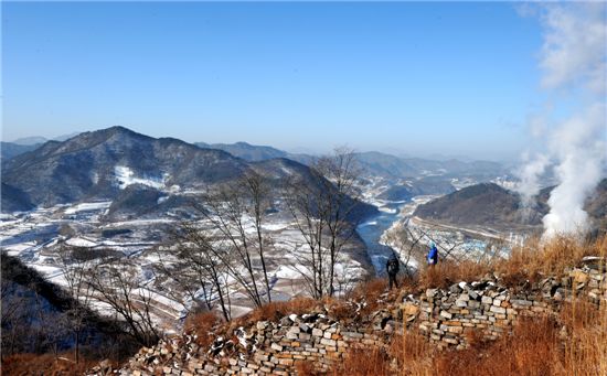 [여행]눈쌓인 역사의 비탈 꾹꾹 걸어서 오르다