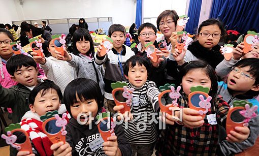 [포토] '토끼거울 만들며 새해 소망 빌어요~'