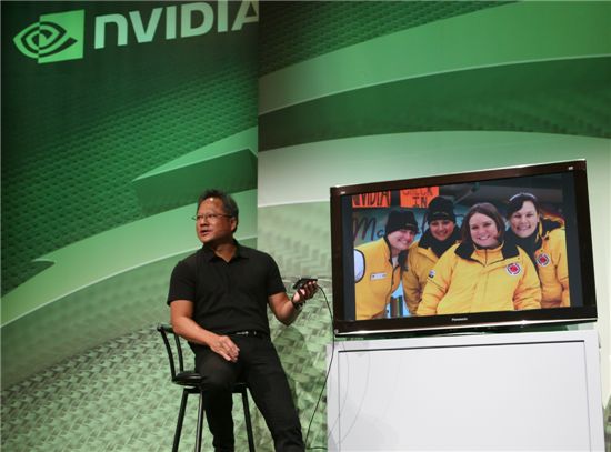 젠슨 황 엔비디아 최고경영자(CEO)가 'CES 2011'에서 듀얼코어 CPU '테그라2'를 장착한 LG전자 '옵티머스2X'를 시연하고 있다. 