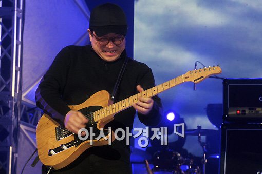 [포토]김수철 '제 기타연주에 빠져보세요'