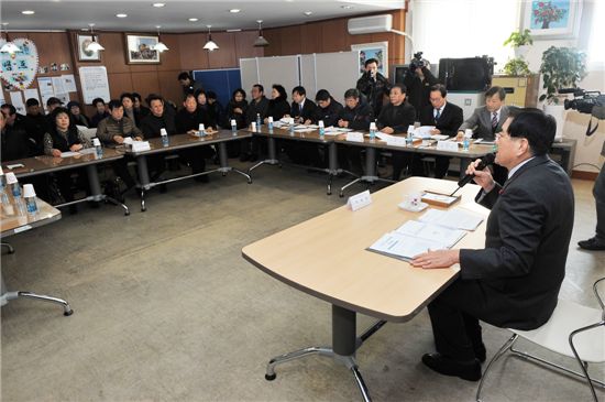 유덕열 동대문구청장이 재개발 조합 주민들과 대화를 하고 있다.