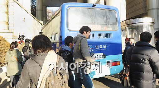 [포토]중앙지법 들어서는 김성민 호송차량