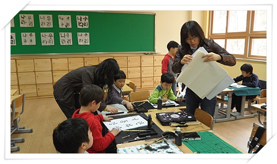 ▲한얼초에서는 창의적체험활동시간에 선생님과 학부모도우미가 함께 아이들을 지도한다 