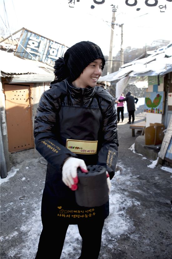 김현중, 불우한 이웃에게 연탄 배달&기부로 선행
