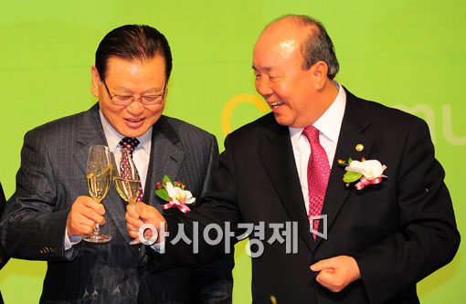 [포토] 건배 나누는 권홍사 회장과 정종환 장관