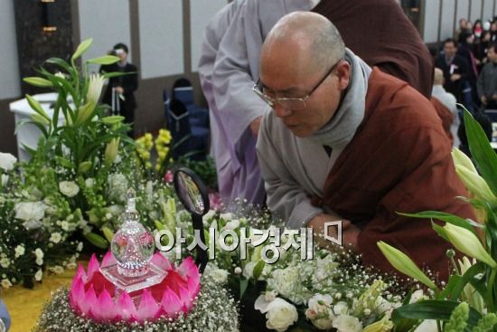 부처님 진신사리를 친견하고 있는 스님.