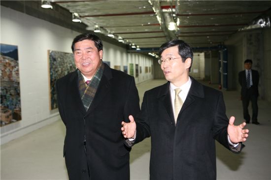 곽노현 서울시교육감이 조길형 영등포구청장과 만나 교육 발전 방안에 대해 대화를 나누고 있다.