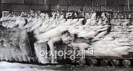 [포토] 꽁꽁 얼어버린 청계천