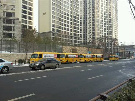 고양 식사지구는 인근 덕이지구와 파주 운정신도시 동시분양에 따른 공급과잉에도 비교적 급격한 전셋값 하락을 겪지 않았다. 사진은 올해 3월 국제고 등 초중고 5개교가 개교함에 따라 학원 차량들이 줄지어 학생들을 기다리고 있는 모습.