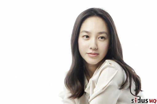 박주미, 화보서 '청순-고혹' 두 가지 매력 선보여