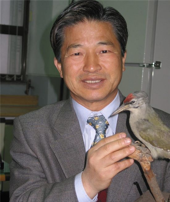 '새 박사' 윤무부 경희대 생물학과 명예교수가 15일 향년 84세로 별세했다.