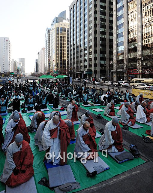 [포토] 누가 스님들을 이 차가운 거리로..