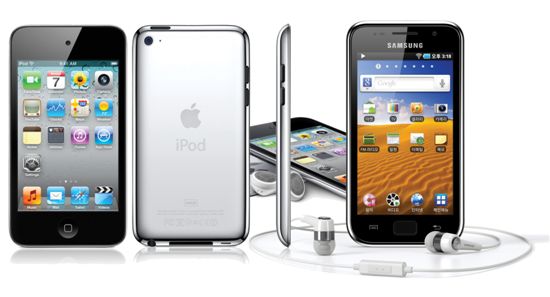 디자인 표절 논란을 겪고 있는 애플 아이팟 터치(왼쪽)와 삼성전자 갤럭시플레이어.
