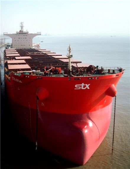 STX팬오션이 인수한 길이 283m, 폭 45m, 깊이 25m 규모의 초대형 벌크선 'STX 보나(BONA)'호의 모습.