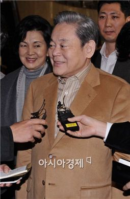 이건희 회장이 지난 11일 일본 출국에 앞서 기자들과 만나 이야기를 나누고 있다.