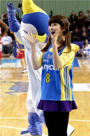 가수 아이유, 삼성 애니콜 새 모델로