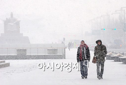 [포토] 함박눈 내리는 광화문 사거리