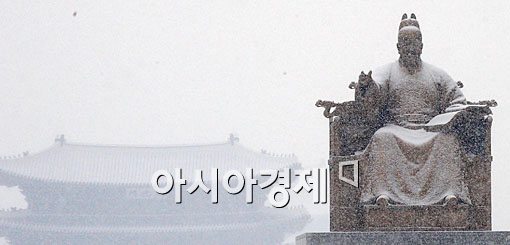 [포토] 눈발 날리는 광화문