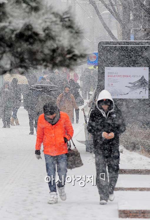 [포토] '눈온다, 퇴근길이 걱정이네..'